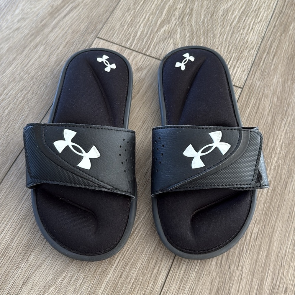 Under Armour Kids Black Slide Sandals size us 2Y